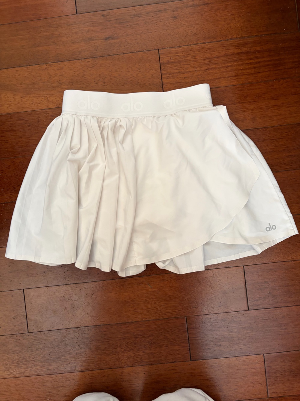 ALO Yoga White Top with Pink Accent (XS)